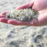 なぜガラスの砂浜に…？話題の場所の理由や行き方など